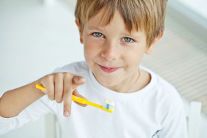 À quel âge et comment les enfants doivent-ils se brosser les dents ?